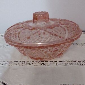 Vintage kig Malaysia Pink Glass Covered Dish